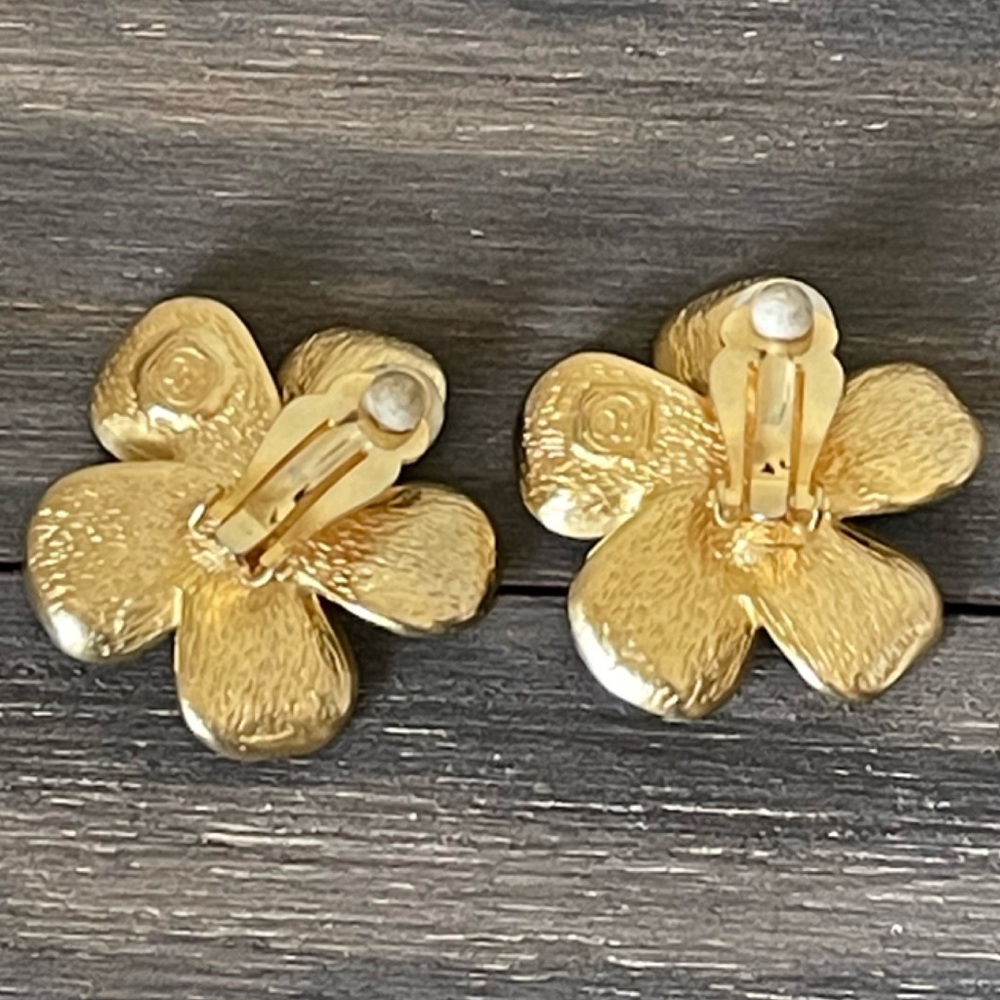 SOLD Vintage Carolina Herrera Clip on Floral Earrings Gold Tone - Picture 2 of 6